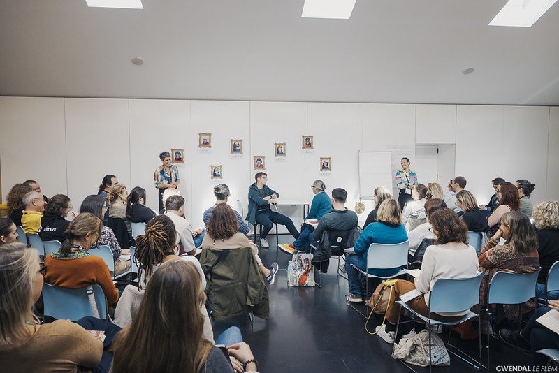 Cercle en salle, Léonie, Lise et Antoine au centre